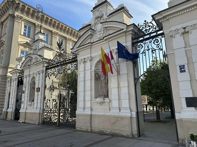 Uniwersytet Warszawski w żałobie. Przed budynkiem wystawiono zdjęcie zabitej 53-latki