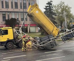  42-latek nie zamknął wywrotki i zniszczył bramownicę. Dostał ogromny mandat [ZDJĘCIA].