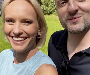 M jak miłość. Dorota (Iwona Rejzner), Bartek (Arkadiusz Smoleński) na planie