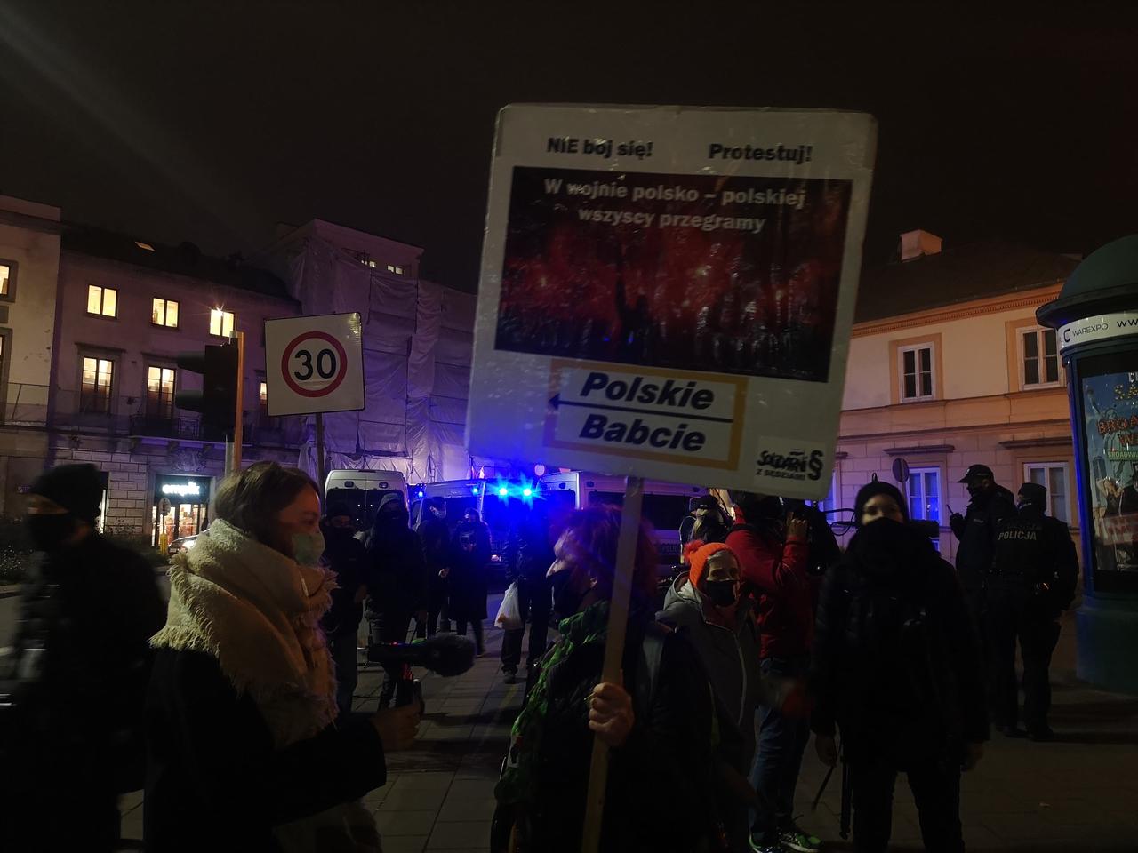Polskie Babcie protestują w Warszawie 12.11.2020. Gdzie odbywa się protest? [ZDJĘCIA]