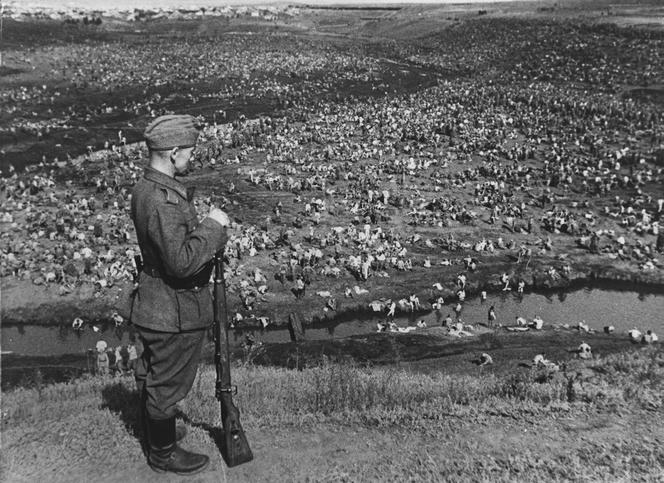 Po bitwie o Kijów wzięto setki tysięcy radzieckich jeńców wojennych, ale bardzo niewielu przeżyło niemiecką niewolę, 1941.