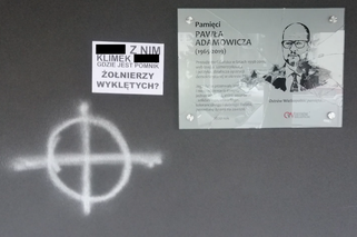  Zniszczono tablicę upamiętniającą Pawła Adamowicza. Sprawcy zostawili WULGARNY list