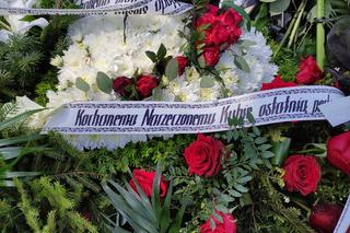 Jakub spoczął w grobie z ojcem, tuż obok brata. Wśród kwiatów jest wieniec od ukochanej, która ledwo przeżyła wypadek