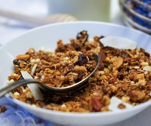 Granola orzechowo-kokosowa. Idealna na śniadanie zamiast owsianki 