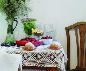 Z wizytą u malarki i graficzki Joanny Trzcińskiej w jej klimatycznym domu – kącik jadalniany w kuchni