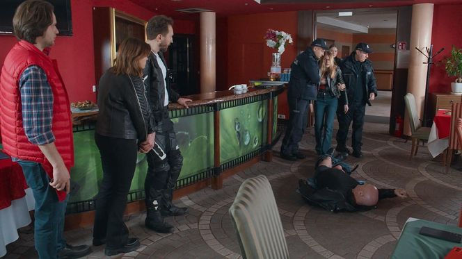 Na sygnale odc. 728. Piotrek (Dariusz Wieteska), Martyna (Monika Mazur), Max (Piotr Zelt), "Niunia" (Katarzyna Dominiak), pracownik (Maarten Eiche), inspektor Urszula Krzaklewska (Małgorzata Tuszyńska)