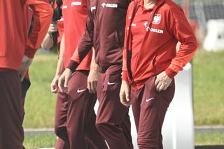 Piłkarze na torze wyścigowym  