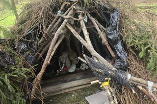 Od 2 lat mieszkał w szałasach. Gdy do niego przyszli, od razu wyjął nóż