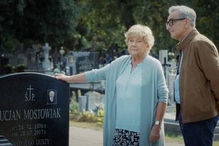 M jak miłość, odcinek 1836: Barbara (Teresa Lipowska), Jacek Milecki (Robert Gonera) na grobie Lucjana Mostowiaka (śp. Witold Pyrkosz)