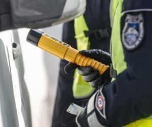 Pijany z dożywotnim zakazem prowadzenia auta próbował uciekać. Złapali go policjanci