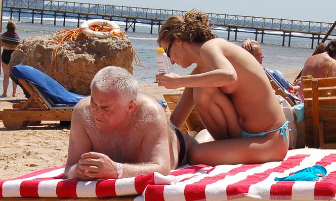 W krzaki czy do wody?