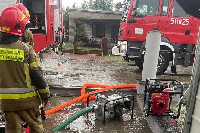 Strażacy z województwa świętokrzyskiego walczą ze skutkami burz
