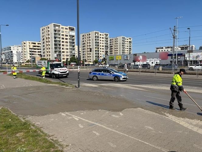 Rzeka betonu zalała ulicę w Warszawie. Auta zatopione aż po felgi!