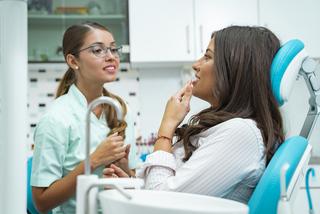 Nie bój się leczyć zębów w ciąży - przypomina ekspert. Zobacz, jakie darmowe zabiegi ci przysługują