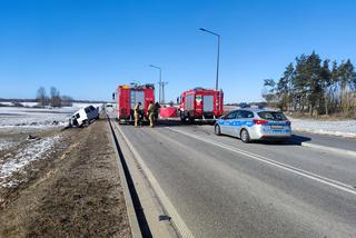 Smolany Dąb. Czołowe zderzenie na drodze do Suwałk. Ofiara śmiertelna, trzy osoby trafiły do szpitala