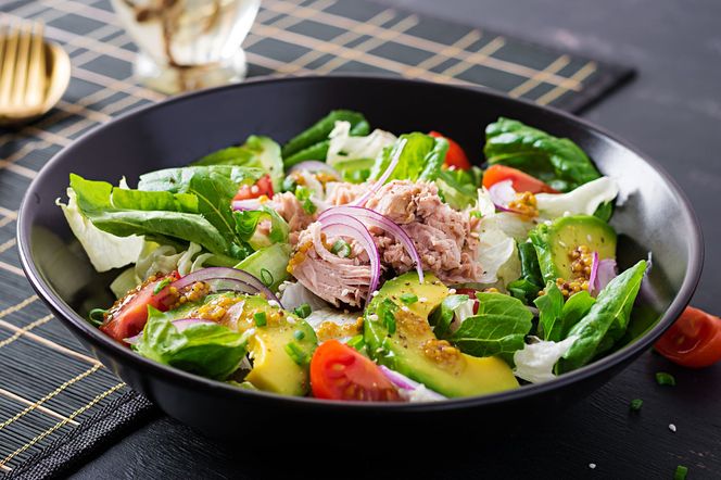 Najlepsza sałatka z tuńczykiem i awokado. Pyszna, zdrowa i błyskawiczna do zrobienia