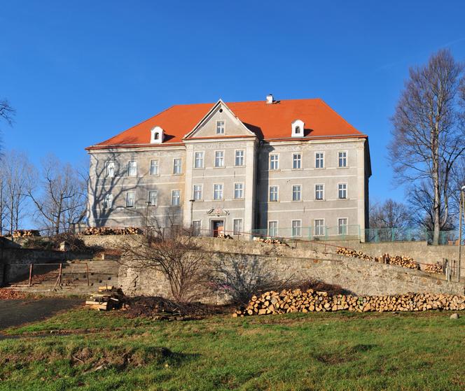 Pałac Sobieszów przed remontem – od strony majdanu