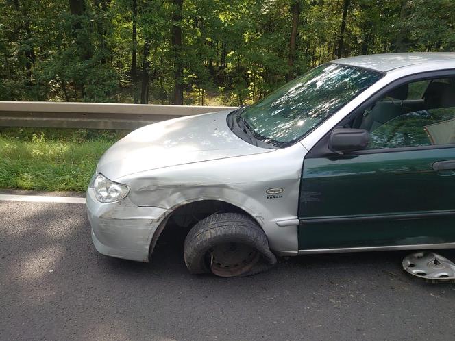 Koło Leszna samochód osobowy zderzył się z karetką. Karetka jechała na sygnale z pacjentem