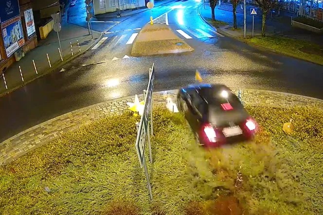 Dosłownie PRZELECIAŁ przez środek ronda! Kierowca audi lżejszy o 1200 zł i 10 punktów