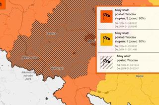 Silny wiatr nad Dolnym Śląskiem. Zerwany dach, powalone drzewa i zablokowana droga