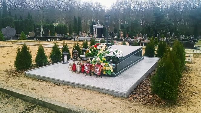 Rok temu zmarł Aleksander Doba. Tak wygląda dziś grób wielkiego podróżnika z Polic