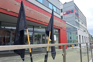 Czarne flagi i minuta ciszy. Medycy w Tarnowie protestowali przeciwko agresji 