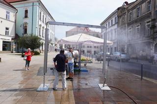 Tarnów walczy z falą upałów. Na ulicach rozdawana jest woda, stanęły również kurtyny wodne