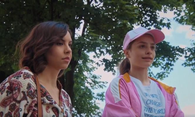 M jak miłość odc. 1613. Karolina (Oliwia Motyka Radłowska), Aneta (Ilona Janyst)