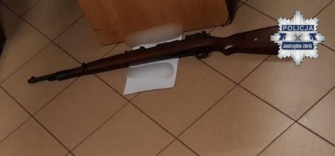 57-latek terroryzował ludzi w centrum miasta. W jego mieszkaniu znaleźli prawdziwy arsenał