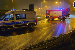 Matka nie żyje, w aucie dzieci. Śmiertelne dachowanie w Warszawie