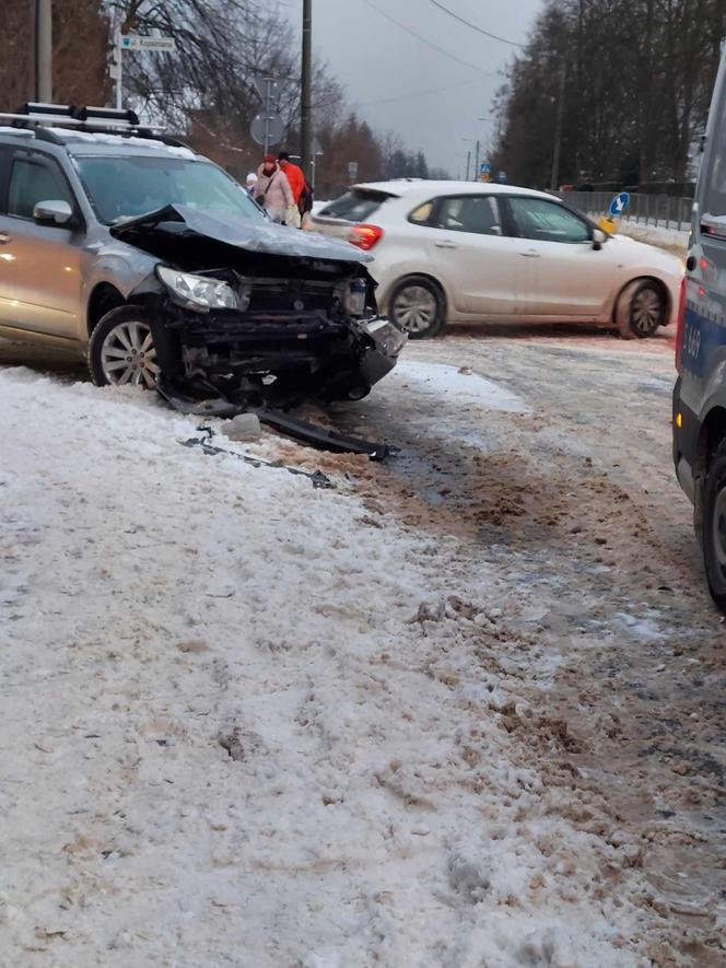 Kraksa na rondzie przy SP nr 11 w Starachowicach