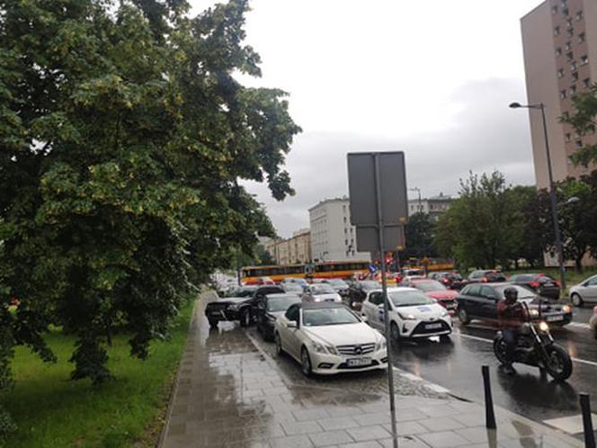 Ciężarówka na torach na Woli