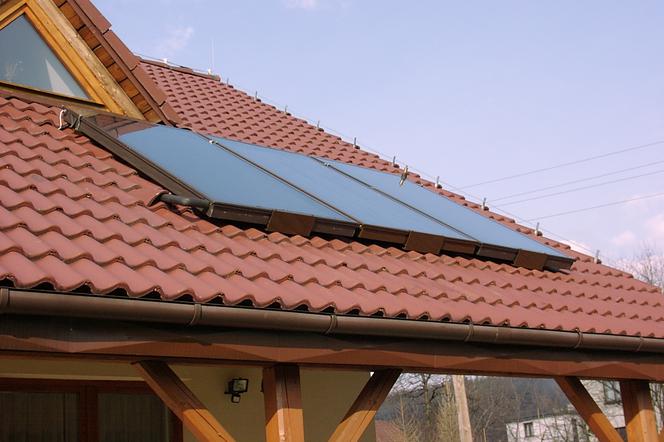 Kolektory słoneczne zamontowane na dachu