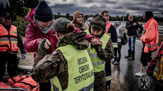 Wojsko Polskie pomaga ewakuować ludność z podtopionych terenów