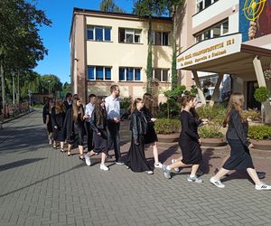 100 par zatańczyło poloneza na 100-lecie siedleckiego Ekonomika