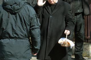 Jarosław Kaczyński ze skromnym koszyczkiem 