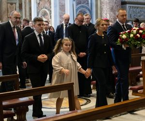 Rodzina Nawrockich przy grobie papieża Polaka