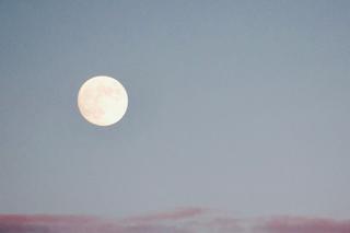 Księżyc Plonów pojawi się na niebie jeszcze we wrześniu. Co oznacza?
