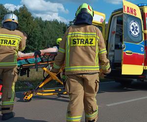 Szedł z córeczką poboczem, wjechało w nich auto