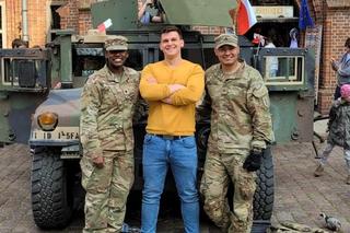 Felek z Gogglebox. Przed telewizorem pokazał klatę! Dziewczyny oszalały w komentarzach