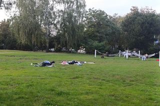 Śmieci i bezdomni w parku w centrum Gdyni