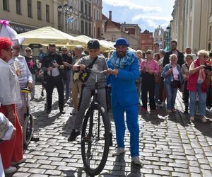 Kolorowa parada na otwarcie Dni Torunia. Przeszła przez serce toruńskiej starówki