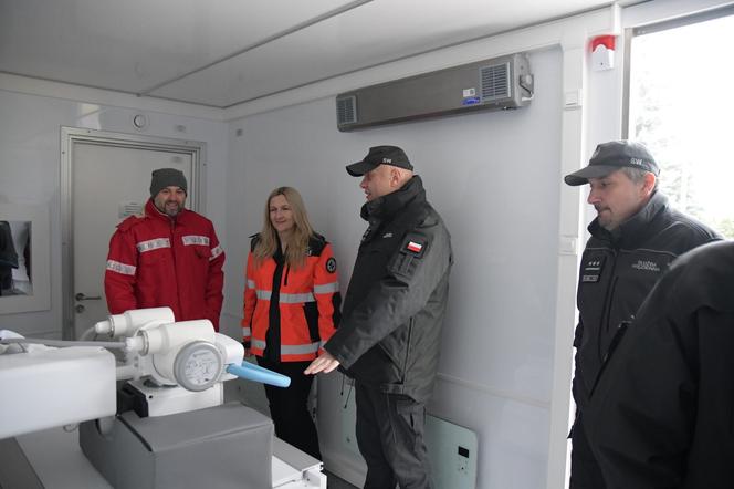 "Rentgenobus" trafił do Zakładu Karnego w Czerwonym Borze. Badania więzniów będą odbywać się na miejscu. ZDJĘCIA