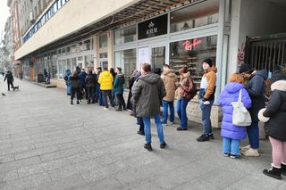 Tłusty czwartek 2025. Wielkie kolejki przed łódzkimi cukierniami [ZDJĘCIA]