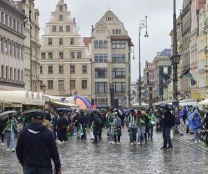 Gorąco przed finałem Ligii Konferencji we Wrocławiu. Tysiące kibiców na Rynku 