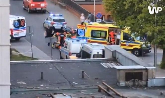 Mężczyzna chodził po dachu szpitala w Warszawie i spadł. Strażacy nie mogli rozłożyć skokochronu