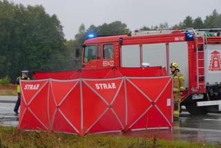 Blochy: Dramat na drodze. Dachował Smartem, wypadł przez okno na asfalt. Nie żyje
