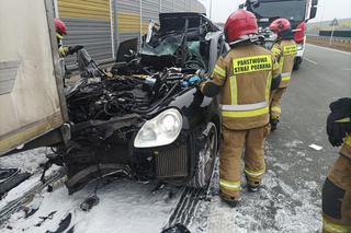 Potworny wypadek na S8 pod Zduńską Wolą! Porsche wjechało pod tira