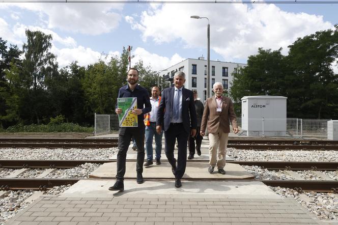 Kolejowa rewolucja w Warszawie. Przejścia przez tory, na które czekali ponad dwa lata, w końcu otwarte. „Presja ma sens”