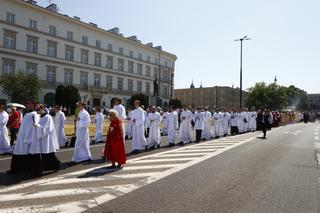 Ulicami przeszła centralna procesja Bożego Ciała. Wystrój ołtarzy nawiązuje do hasła „Wierzę w Kościół Chrystusowy”